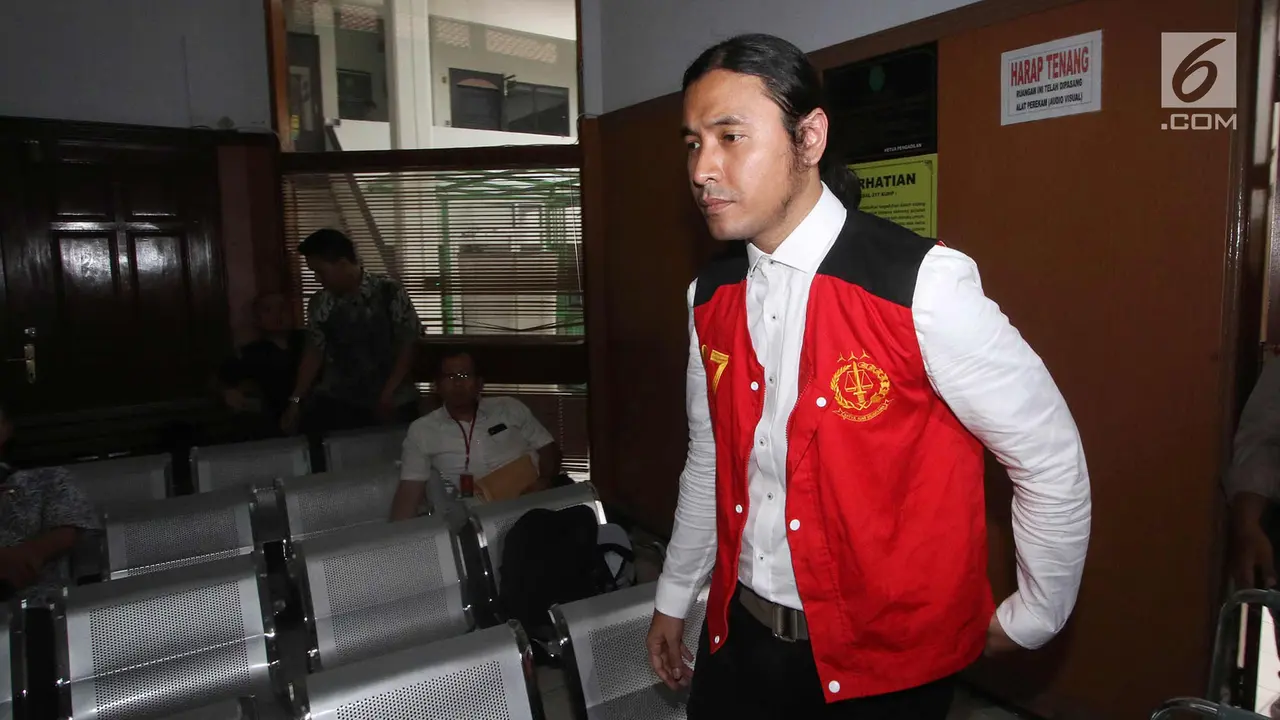 Penampilan Klimis Ello Saat Jalani Sidang Perdana Kasus Narkoba