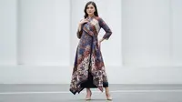 7 Model Tunik Batik Panjang dengan Detail Asimetris Modern untuk Segala Acara