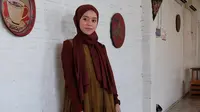 Tak hanya menggunakan hijab segi empat saja. Lesty juga cukup sering menggunakan pasmina untuk berhijab. Tentu saja model yang digunakan oleh Lesty bisa dikenakan sehari-hari. (Liputan6.com/IG/@lestykejora)