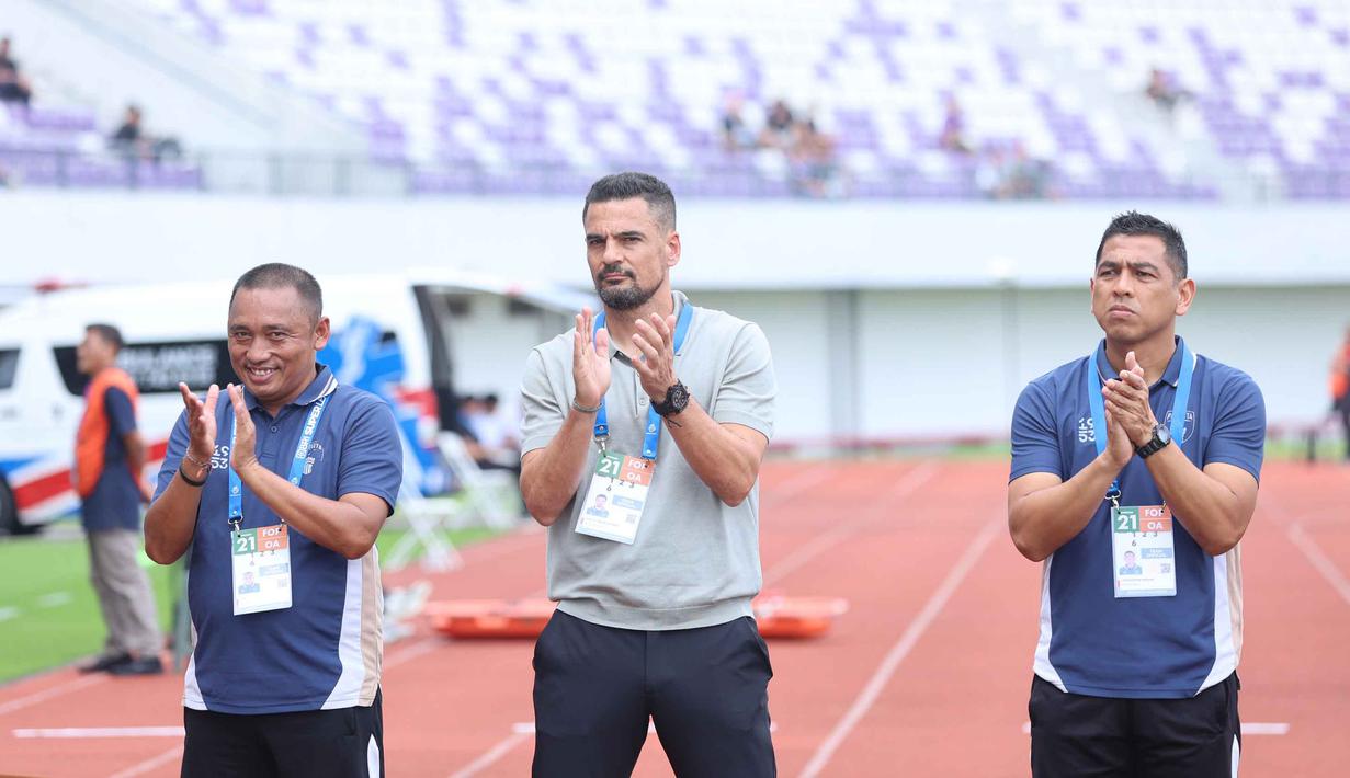 Persita sukses meredam perlawanan PSBS Biak dengan skor 2-1. Tampak dalam foto, pelatih Persita, Carlos Pena (tengah) usai bertanding melawan PSBS Biak pada laga pekan ke-21 BRI Super League 2025/2026 di Stadion Indomilk Arena, Tangerang, Banten, Senin (16/2/2026). (Bola.com/M Iqbal Ichsan)
