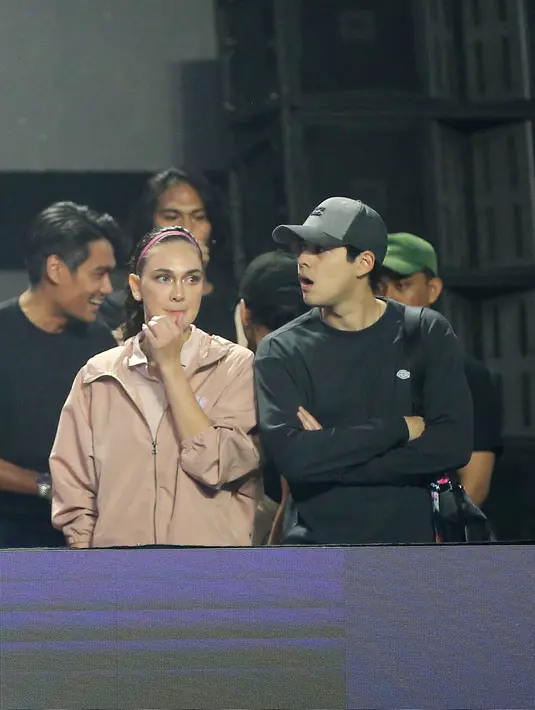 Tak hanya selama Luna bertanding, Maxime Bouttier pun setia menemani Luna Maya sampai acara selesai. [Foto/Bambang E. Ros]