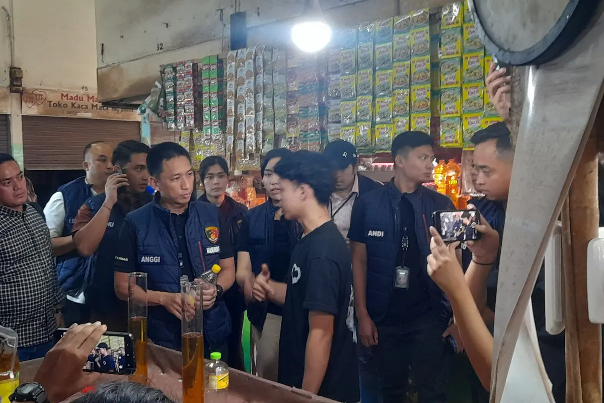 Satuan Tugas (Satgas) Pangan Polda Metro Jaya melakukan inspeksi mendadak (sidak) di Pasar Kemayoran, Jakarta Pusat, Selasa (11/3/2025).
