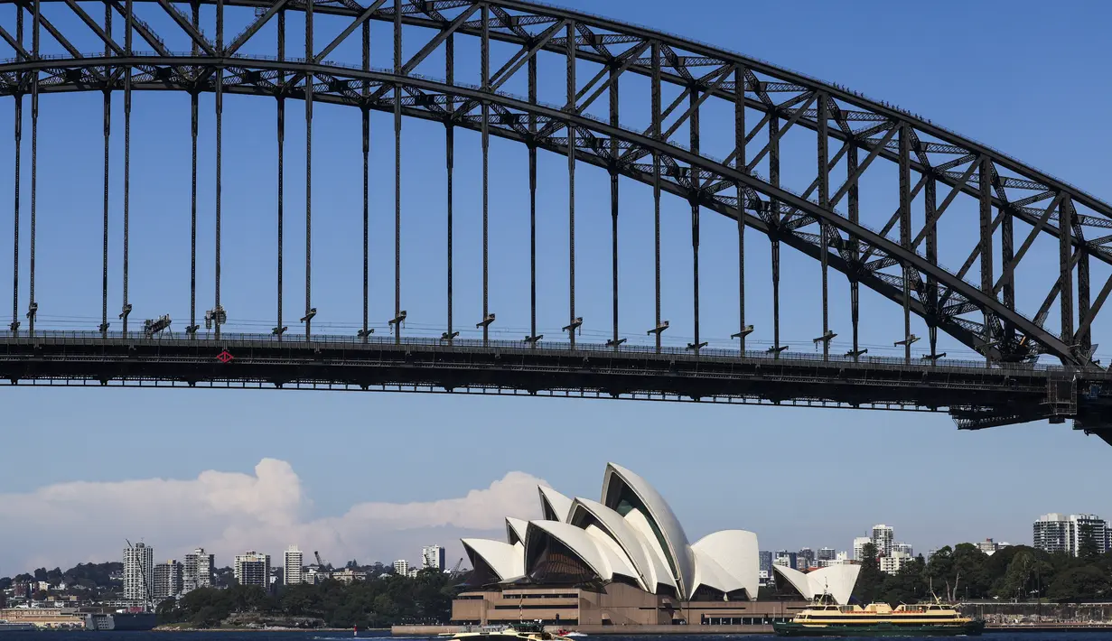 Australia bersatu pada Senin sebagai hari berkabung nasional untuk menghormati enam orang yang meninggal dan sebelas lainnya yang terluka dalam serangan pisau atau penikaman massal di Bondi Junction pada hari Sabtu (12/4) lalu. (DAVID GRAY / AFP)