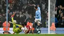 Pemain Manchester City, John Stones, mencetak gol ke gawang Arsenal pada laga Liga Inggris di Stadion Etihad, Minggu (22/09/2024). (AFP/Paul Ellis)