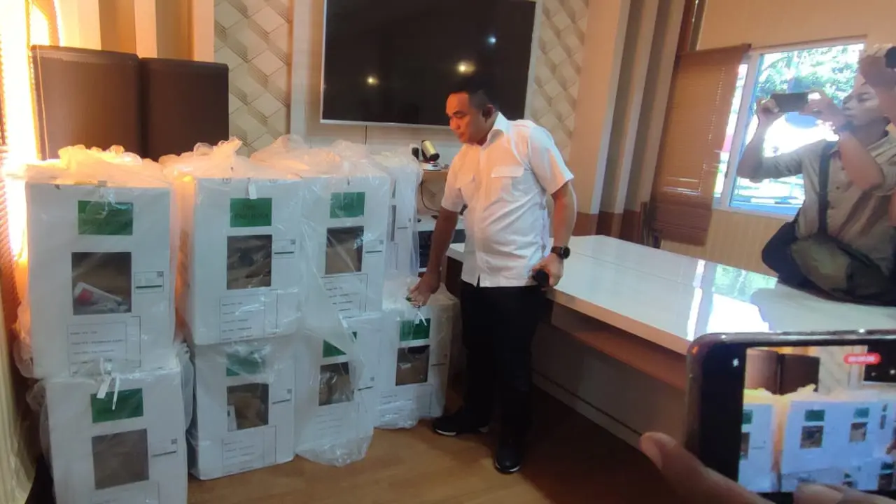 Kotak suara Pemilu Jember tiba di Polda Jatim. (Dian Kurniawan/Liputan6.com)