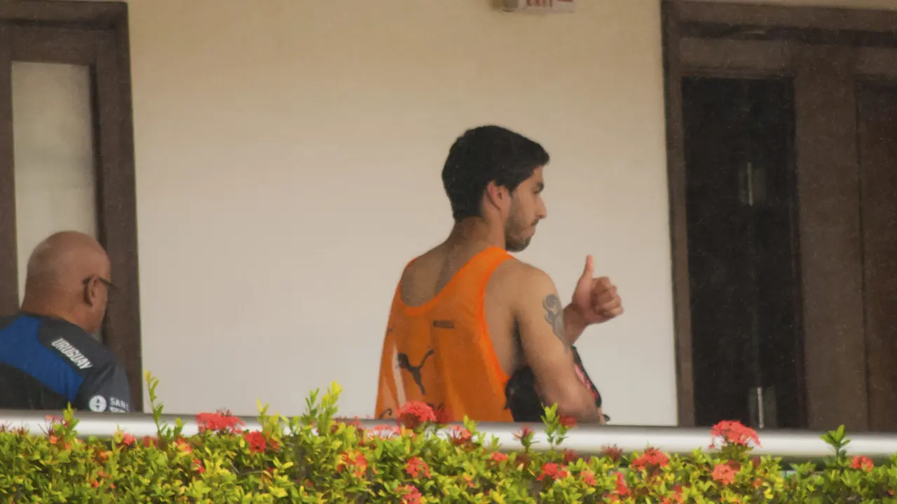 Hobi Gigit, Luis Suarez Dipaksa Angkat Kaki dari Hotel