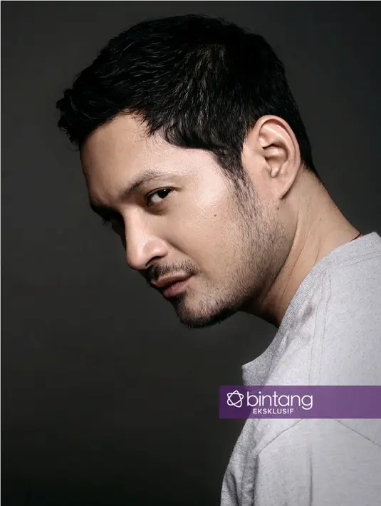 Pria kelahiran Biak 36 tahun silam itu mengaku tak memiliki tokoh idola. Terkait akting, ia mencoba dengan gaya aktingnya sendiri. Apalagi ia lebih suka menerima peran dalam keadaan blank. (Febio Hernanto/Bintang.com)