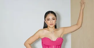 Hadir di Tik Tok Awards, Marshanda memilih tampil mengenakan dress pink dari Cea Atelier. Tampilannya malam itu pun membuat Marshanda tampil elegan nan seksi. [@marshanda99]