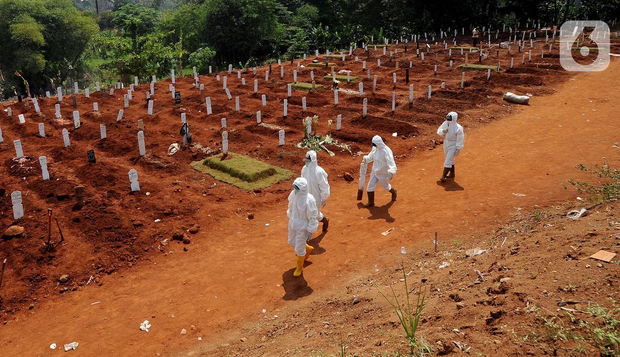 Petugas usai memakamkan pasien Covid-19 di TPU Pondok Ranggon, Jakarta Senin (7/9/2020). Petugas pemakaman mengatakan terjadi lonjakan jenazah yang terjadi dalam satu bulan lebih terakhir dengan  memakamkan lebih  30 jenazah dalam satu hari. (merdeka.com/Arie Basuki)
