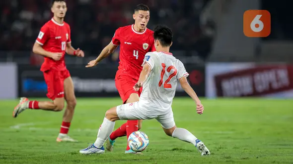 <p>Bek Timnas Indonesia, Jay Idzes (tengah) berebut bola dengan bek Vietnam, Phan Tuan Tai pada laga Grup F kualifikasi Piala Dunia 2026 Zona Asia di Stadion Utama Gelora Bung Karno (SUGBK), Senayan, Jakarta, Kamis (21/3/2024). (Bola.com/Bagaskara Lazuardi)</p>