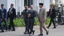 Menteri Pertahanan Republik Indonesia, Sjafrie Sjamsoeddin (ke-3 dari kanan) berjalan bersama Menteri Pertahanan Qatar Sheikh Saoud bin Abdulrahman Al Thani (tengah) saat pertemuan mereka di Kementerian Pertahanan, Jakarta, Selasa 2 Juni 2026. (BAY ISMOYO/AFP)