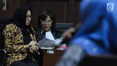 Terdakwa gratifikasi dan suap pemberian izin lokasi perkebunan kelapa sawit, Rita Widyasari berbincang dengan penasehat hukumnya pada sidang lanjutan di Pengadilan Tipikor, Jakarta, Rabu (16/5). (Liputan6.com/Helmi Fithriansyah)
