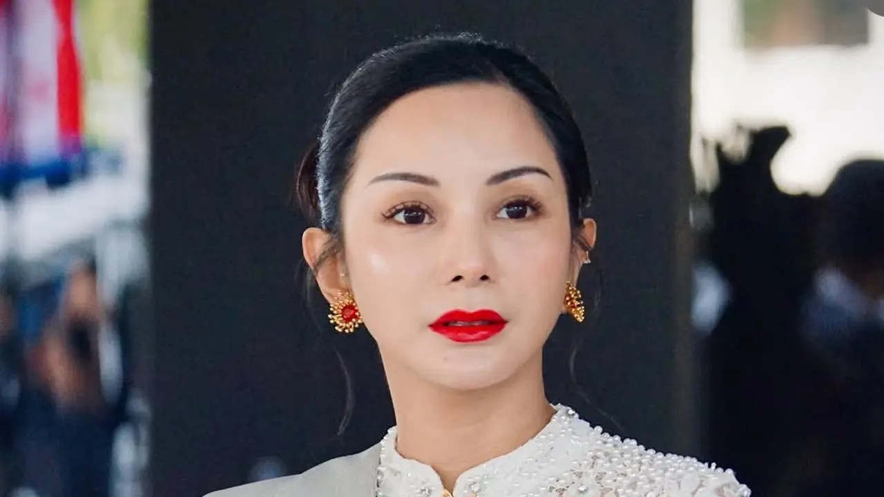Tampilkan pesona calon Miss Universe Indonesia 2025, gaya Kirana Larasati  pakai kebaya putih