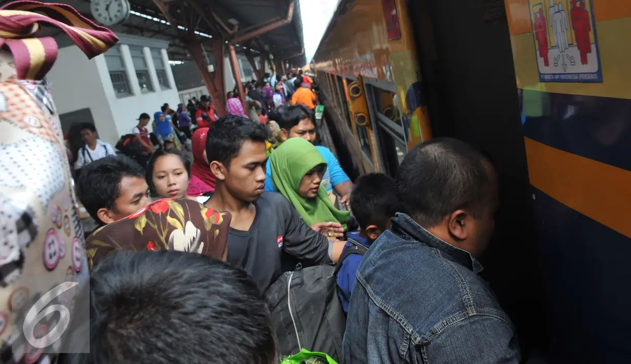 Pemudik memasuki kereta api di Stasiun Senen, Jakarta, Selasa (7/7/2015). Para pemudik mengaku sengaja mudik lebih awal untuk menghindari puncak arus mudik yang diperkirakan akan terjadi pada H-5 Lebaran. (Liputan6.com/Herman Zakharia)