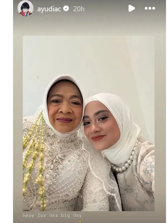 5 Potret Ayudia Bing Slamet Pakai Tunik Putih Bermotif di Pernikahan Ibunda