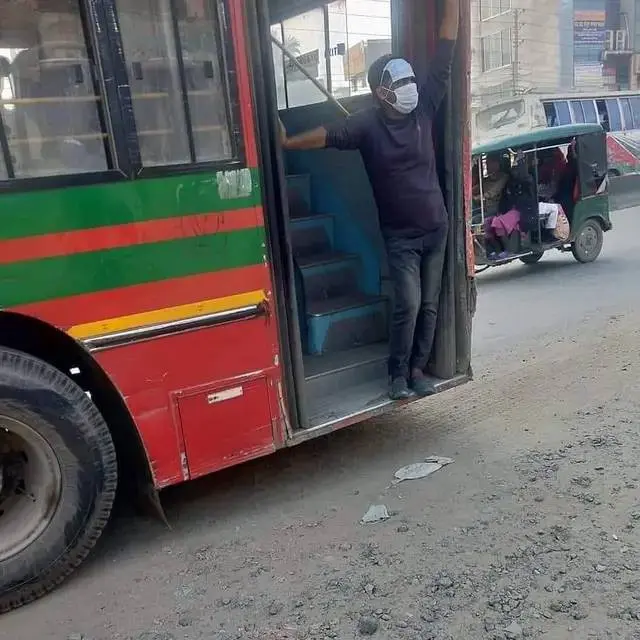 8 Potret Nyeleneh Orang Saat Naik Bus Ini Bikin Geleng Kepala