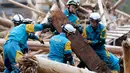 Petugas penyelamat melakukan operasi pencarian untuk orang hilang di Toho, Fukuoka, Jepang, Sabtu (8/7).  Curah hujan tinggi di Jepang disebabkan oleh tekanan udara rendah di Pasifik yang bertemu dengan udara lembab di musim penghujan. (AFP PHOTO)