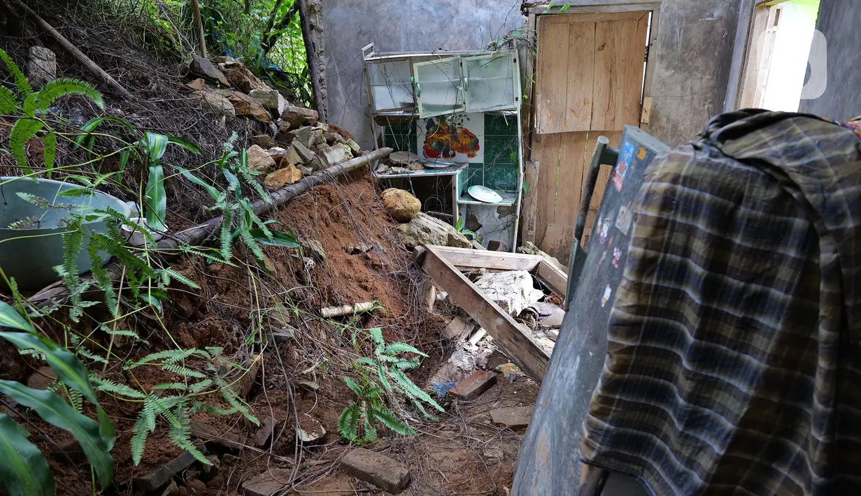 Sejumlah barang yang tertinggal di Kampung Cigobang, Lebak, Banten, Sabtu (20/3/2021). Kampung itu ditinggalkan sekitar 154 KK karena mengalami trauma, tidak memiliki biaya perbaikan dan khawatir potensi bencana akibat stuktur tanah yang labil terjadi kembali. (Liputan6.com/Herman Zakharia)
