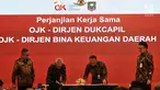 Mendagri Tjahjo Kumolo (kanan) didampingi Ketua Dewan Komisioner OJK Wimboh Santoso saat menyaksikan Dirjen Dukcapil dan Dirjen Bina Keuangan Daerah melakukan penandatanganan Nota Kesepahaman di Jakarta, Selasa (19/2). (Merdeka.com/Iqbal Nugroho)