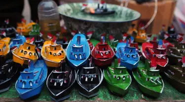 Perahu atau kapal kaleng yang juga dikenal dengan istilah othok-othok merupakan mainan anak yang sudah ada sejak puluhan tahun lalu. Tampak sejumlah kapal othok-othok dijajakan saat Pesta Rakyat Bogor, Kamis (5/3/2015). (Liputan6.com/Helmi Fithriansyah)