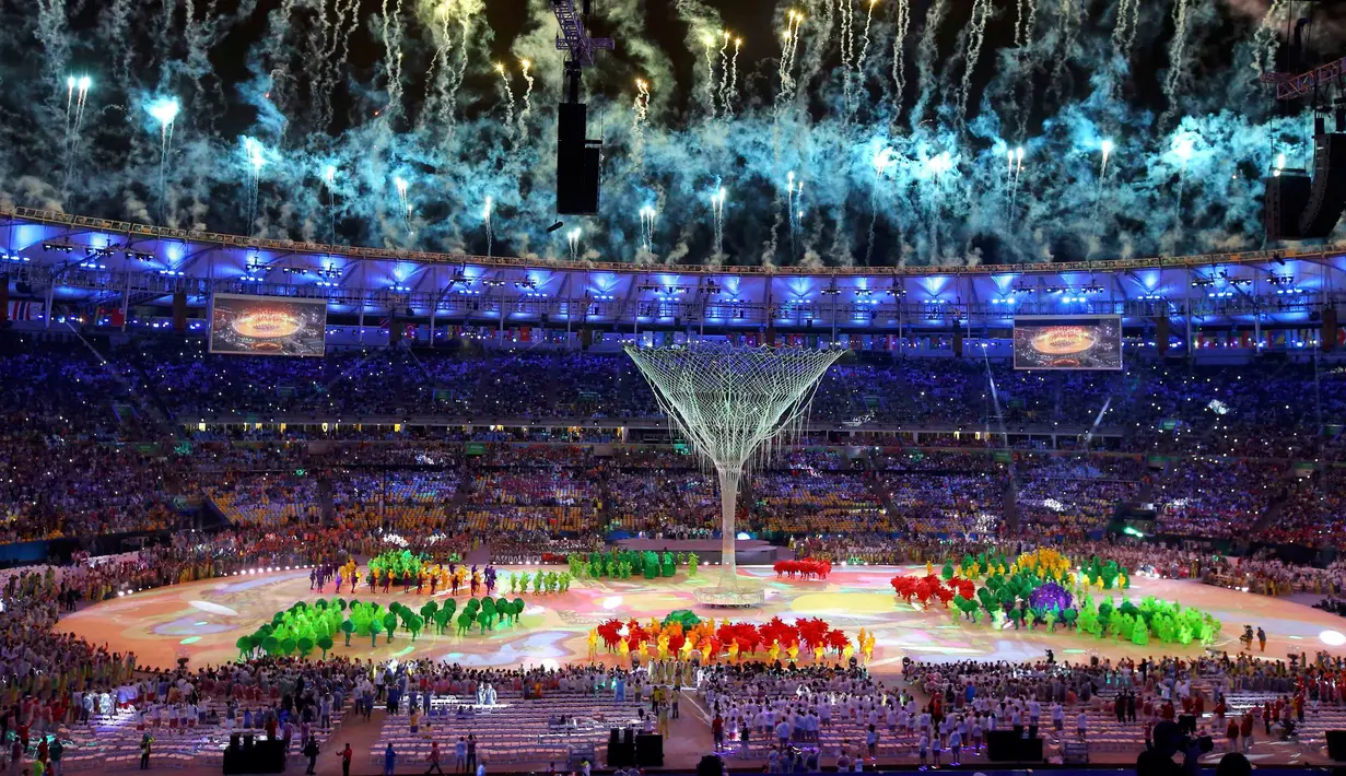 Kemeriahan upacara penutupan Olimpiade Rio 2016 di Stadion Maracana, Rio de Janeiro, Minggu (21/8). Olimpiade 2016 resmi berakhir, Amerika Serikat keluar sebagai juara umum dengan jumlah 121 medali. (REUTERS/Leonhard Foeger)