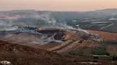 Asap mengepul setelah serangan artileri berat Israel di desa perbatasan Maroun Al-Ras, Lebanon, Minggu (1/9/2019). Israel menuduh Lebanon memulai serangan ke wilayahnya hingga harus membalas tembakan. (AP Photo/Mohammed Zaatari)
