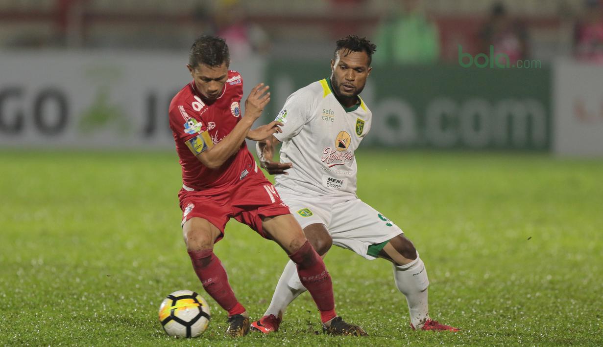Pemain Persebaya Surabaya, Nelson Alom (kanan) membayangi pemain Persija Jakarta, Ismed Sofyan pada laga Gojek Liag 1 bersama Bukalapak di Stadion PTIK, Jakarta (26/6/2018). Persija dan Persebaya bermain imbang 1-1. (Bola.com/Nick Hanoatubun)