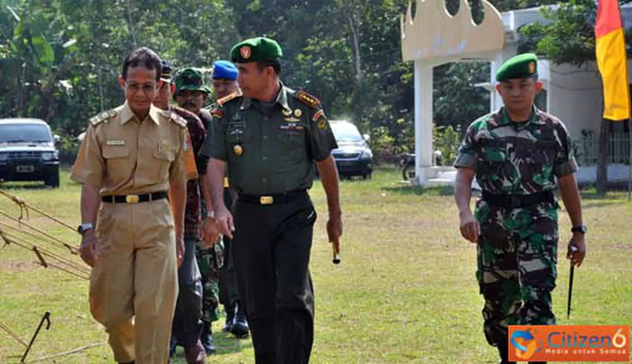 Citizen6, Tulang Bawang: Sekretaris Daerah Kabupaten Tulang Bawang Barat, Sigit Trenggono bersama Danrem 043/ Gatam Kolonel INF Hinsa Siduran menuju lapangan upacara dalam acara TNI Manunggal masuk kampung. (Pengirim: Jerry Hasan)
