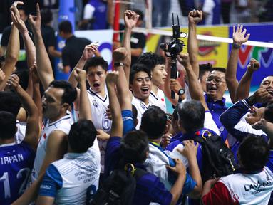 Selebrasi para pemain, pelatih dan ofisial Timnas bola voli putra Indonesia setelah menjadi juara putaran pertama SEA V League 2023 setelah mengalahkan Thailand 3-1 (21-25, 25-17, 25-23 dan 27-25) pada laga terakhir di Padepokan Voli Jenderal Polisi Kunarto, Sentul, Bogor, Minggu (23/07/2023). (Bola.com/Bagaskara Lazuardi)
