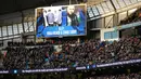 Sebuah layar menampilkan foto para anggota band  Viola Beach dan manajer mereka menjelang laga Manchester City dan Tottenham Hotspur di Inggris, Minggu (14/2). Empat personel band asal Inggris itu tewas dalam kecelakaan mobil di Swedia. (Oli SCARFF/AFP)