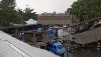 Atap tempat parkir di Terminal Arjosari ambruk akibat hujan deras dan angin kencang menimpa angkot di bawahnya pada Senin, 17 Januari 2022 (BPBD Kota Malang)