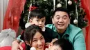 Bernuansa merah hijau, foto keluarga Chef Arnold dan Tiffany Soetanto terlihat begitu hangat. Terlebih dengan kehadiran Butter yang mengenakan busana Santa [@tiffanysoetanto]