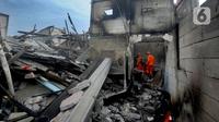 Petugas Basarnas menyisir lokasi rumah warga yang hancur akibat kebakaran hebat Depo Pertamina Plumpang, Koja, Jakarta Utara, Sabtu (4/3/2023) pagi. Badan Penanggulangan Bencana Daerah (BPBD) DKI Jakarta melaporkan, sebanyak 1.085 orang mengungsi akibat kebakaran Depo Pertamina Plumpang. (merdeka.com/Arie Basuki)