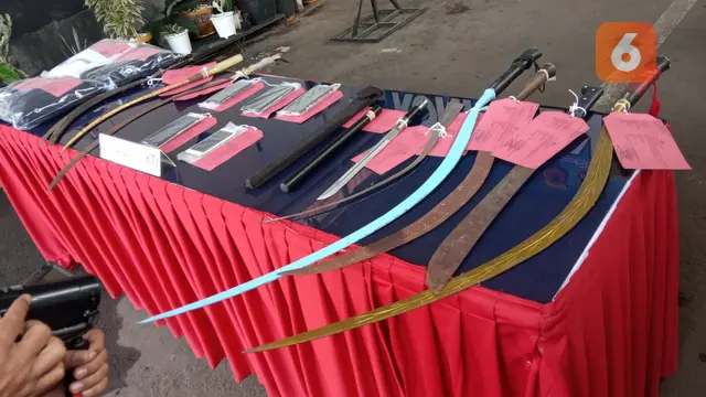 Barang bukti berbagai jenis sajam dalam kasus tawuran sebabkan seorang pemuda tewas di Kabupaten Sukabumi, (Liputan6.com/Fira Syahrin).