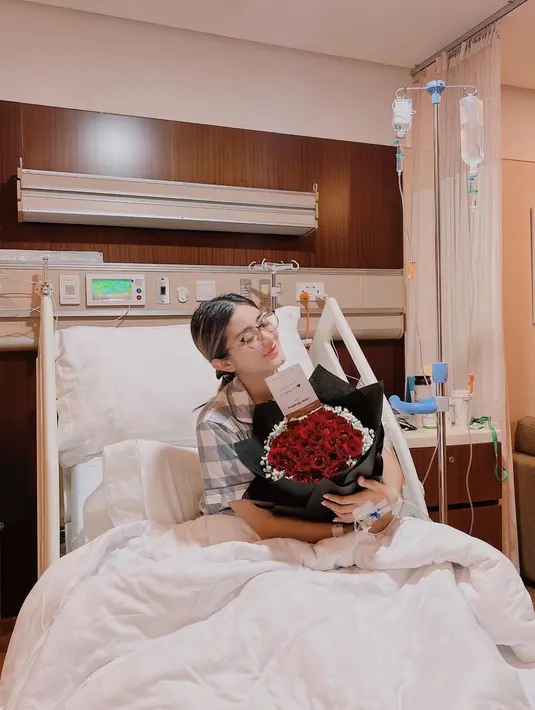<p>Ghea Youbi pun mendapatkan banyak doa dari para netizen dan para penggemarnya supaya cepat sembuh. (FOTO: instagram.com/gheayoubi/)</p>