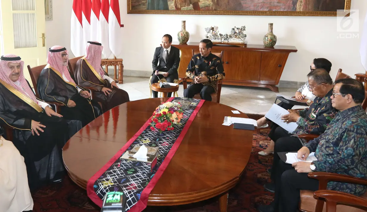 Suasana pertemuan Presiden Joko Widodo dengan Menteri Luar Negeri Arab Saudi Adel bin Al-Jubeir dan rombongannya di Istana Kepresidenan Bogor, Senin (22/10). (Liputan6.com/Angga Yuniar)