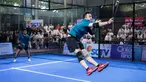 Selebritas Indonesia, Raffi Ahmad melakukan pukulan smash ke arah pasangan Saih Halilintar dan Fateh Halilintar dalam laga final ganda putra padel Turnamen Olahraga Selebriti Indonesia (TOSI) Season 4 di GOR UNJ, Rawamangun, Minggu (09/11/2025). (Bola.com/Bagaskara Lazuardi)
