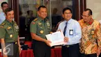 Panglima TNI, Jenderal TNI Gatot Nurmantyo (tengah) menerima bukti laporan usai mengisi SPT Tahunan di Mabes TNI, Jakarta, Rabu (30/3/2016). Sebelumnya Panglima TNI mengisi SPT Tahunan menggunakan E Filling. (Liputan6.com/Helmi Fithriansyah)