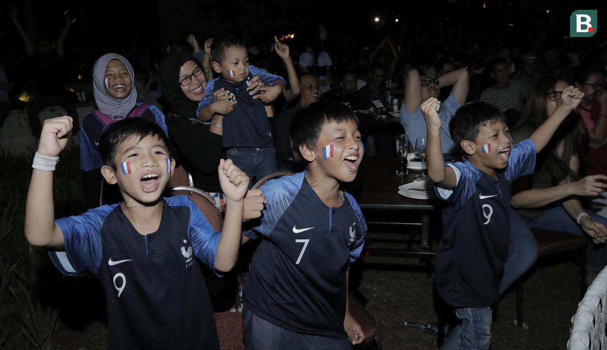 Pendukung Prancis merayakan kemenangan atas Kroasia pada laga final Piala Dunia saat nobar di Hotel Novotel, Tangerang, Minggu, (15/6/2018). Prancis menjadi juara Piala Dunia 2018 usai mengalahkan Kroasia 4-2. (Bola.com/M Iqbal Ichsan)