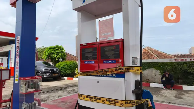 Penyegelan mesin pompa ukur BBM di SPBU34.43.111 Kecamatan Baros Kota Sukabumi, Rabu (19/2/2025). (Liputan6.com/Fira Syahrin).