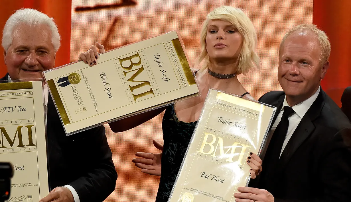 Penyanyi Taylor Swift (tengah) saat mendapatkan dua penghargaan di BMI Pop Awards ke 64, Beverly Hills , California, AS, (10/5). Taylor Swift mendapatkan dua penghargaan yaitu Taylor Swift Award dan Pop Songwriter of the Year. (Frazer Harrison/AFP)