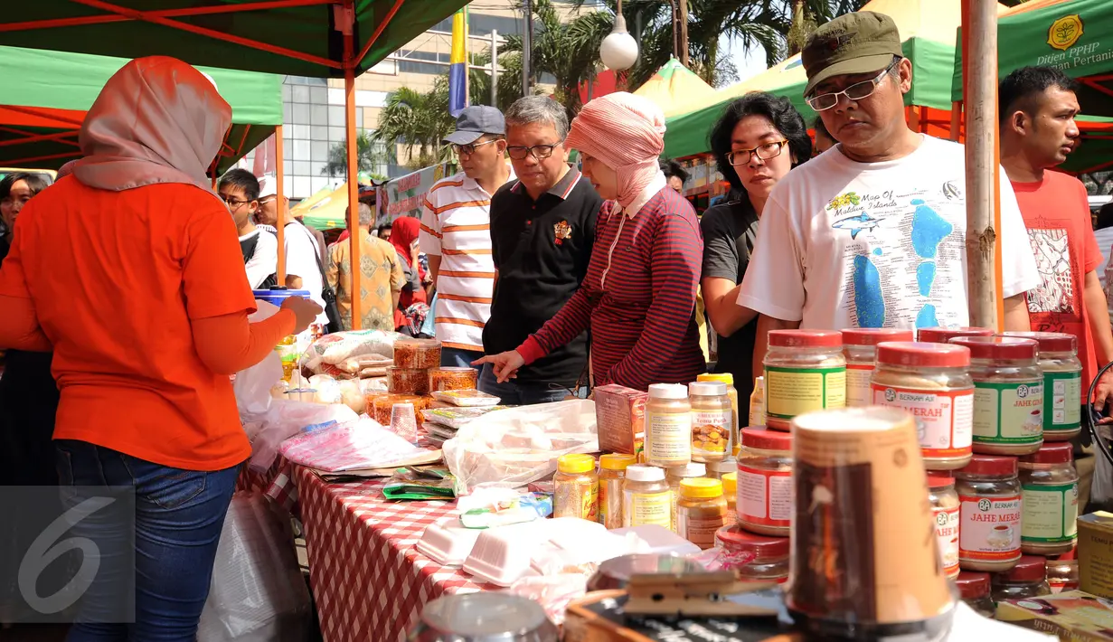 Warga melihat-lihat produk makanan olahan yang dijual saat Gelar Pangan Murah Berkualitas yang digelar di area CFD Jakarta, Minggu (8/5/2016). Kementan menggelar Pangan Murah Berkualitas di 10 lokasi di Jakarta. (Liputan6.com/Helmi Fithriansyah)