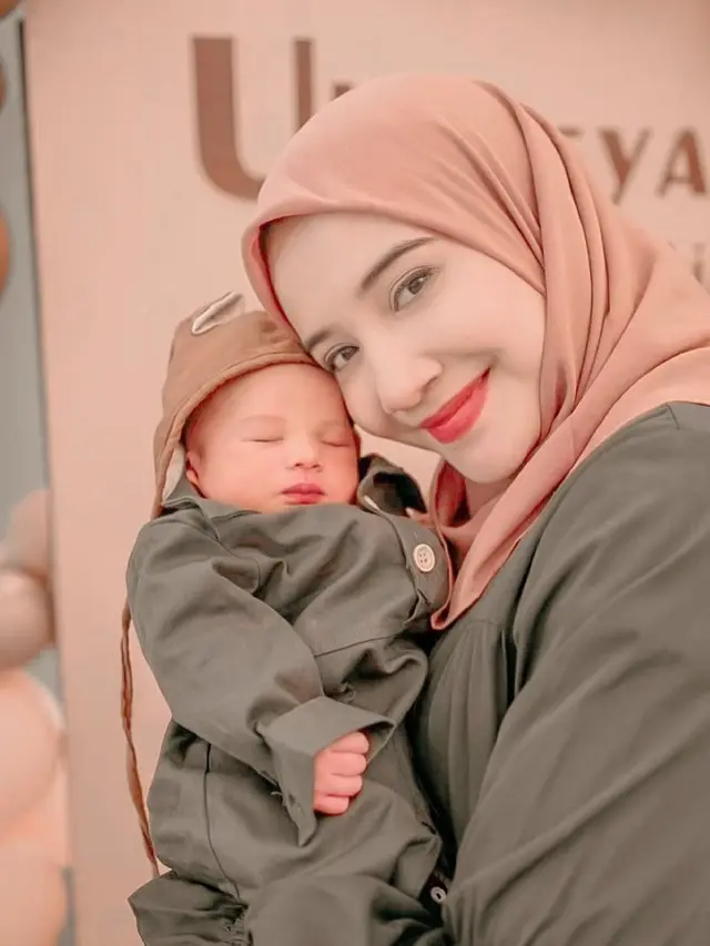 Zaskia Sungkar dan anaknya. (Foto: Instagram @zaskiasungkar15)