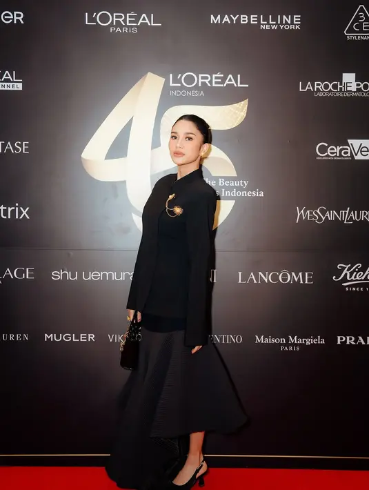 Tampilan serba hitam Azizah Salsha diperlengkap dengan sling back heels hitam dan mini bag [@azizahsalsha_]