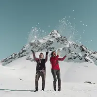 Pasangan pengantin baru Dimas Anggara dan Nadine Chandrawinata tengah menikmati bulan madu. New Zealand menjadi pilihan pasangan ini menikmati liburan bersama. (instagram/dims_dine)