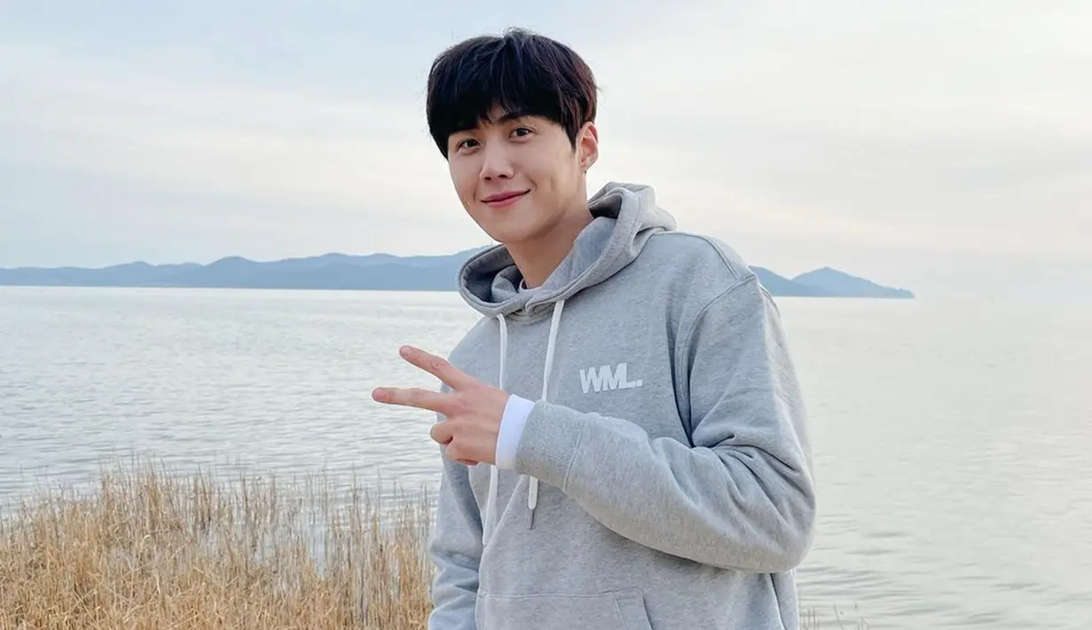 Pria yang juga disibukkan dengan acara variety show ini terbilang cukup aktif mengunggah gaya penampilannya di media sosial. Ia juga lebih sering terlihat menggunakan hoodie di berbagai kesempatan. (Liputan6.com/IG/@seonho__kim)