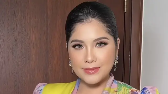 Annisa Pohan pakai kebaya di Acara Siraman Putri Dede Yusuf. [@barry_irawan]