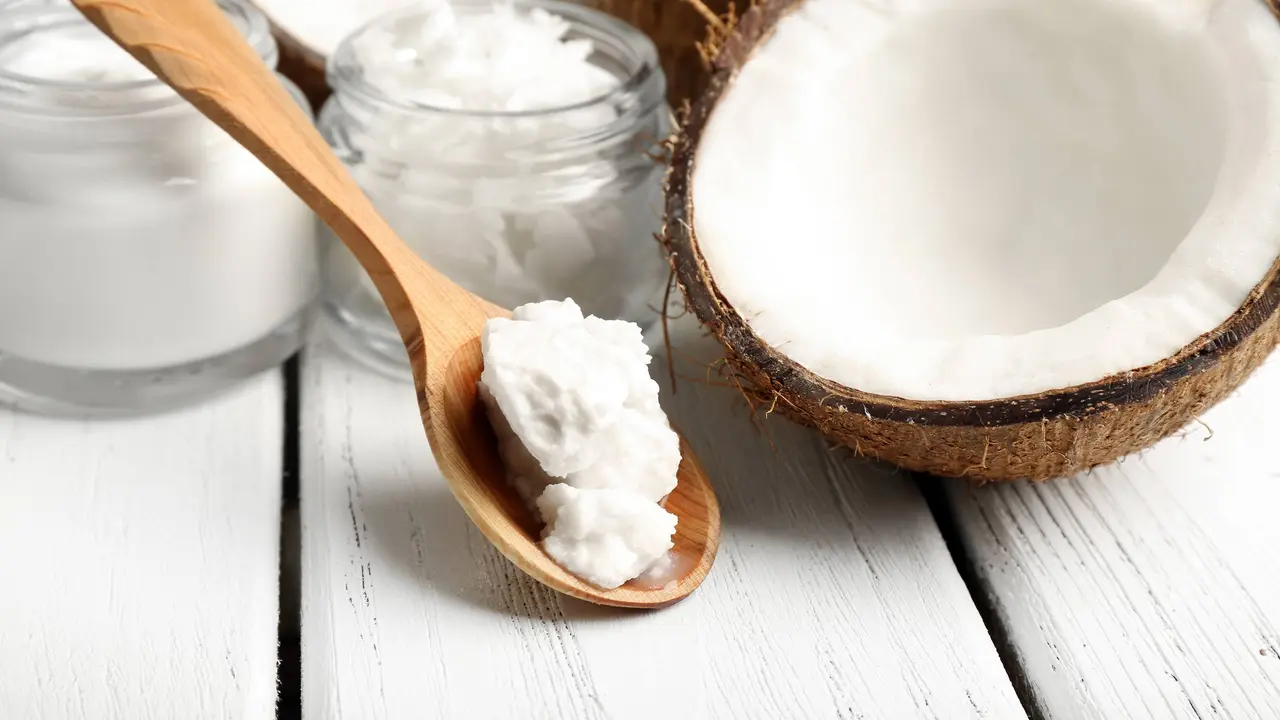 5 Manfaat Minyak Kelapa untuk Kecantikan