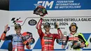 Marc Marquez, Francesco Bagnaia, dan Marco Bezzecchi (kiri ke kanan) merayakan kemenangan di atas podium setelah balapan MotoGP Spanyol di sirkuit Jerez di Jerez de la Frontera, 28 April 2024. (JAVIER SORIANO/AFP)