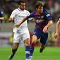 Gelandang Barcelona, Riqui Puig, berusaha melewati striker Chelsea, Pedro, pada laga pramusim di Stadion Saitama, Jepang, Selasa (23/7). Chelsea menang 2-0 atas Barcelona. (AFP/Charly Triballeau)